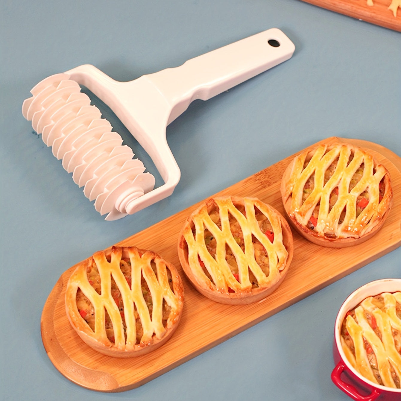 1pc, Plastic Lattice Pastry Wheel Cutter,  Kitchen Baking Tool for Dough, Pastry, and Cake Decoration