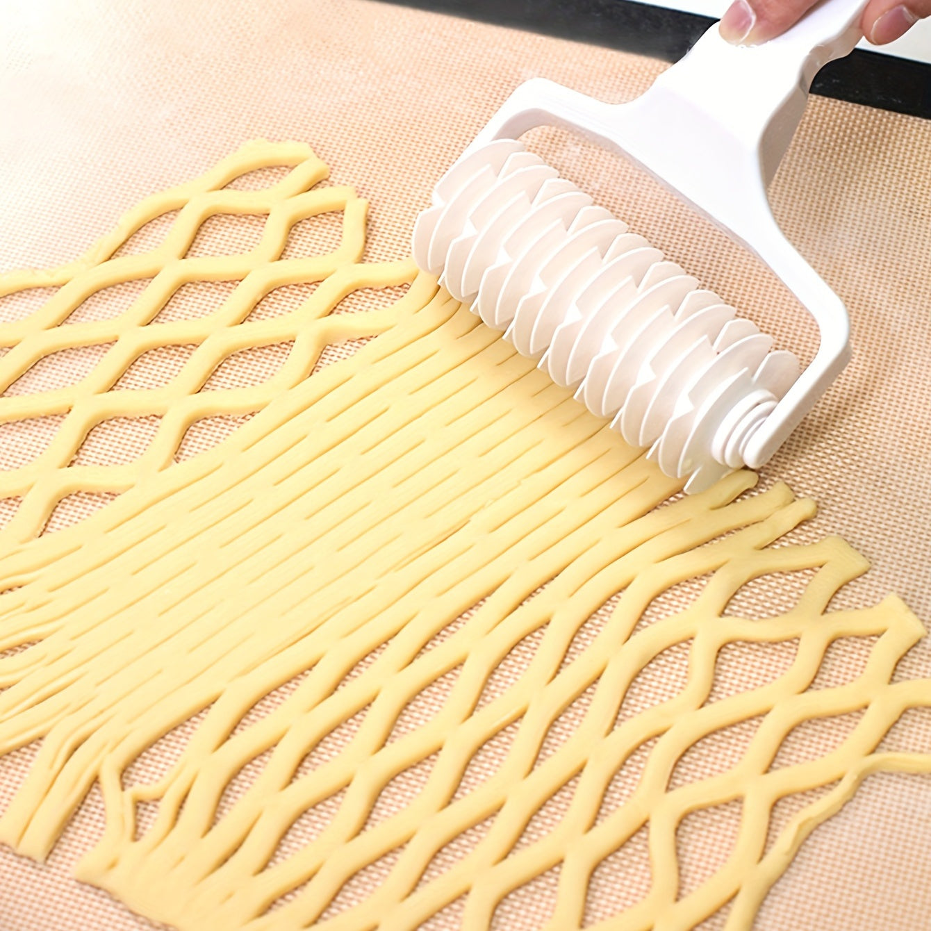 1pc, Plastic Lattice Pastry Wheel Cutter,  Kitchen Baking Tool for Dough, Pastry, and Cake Decoration